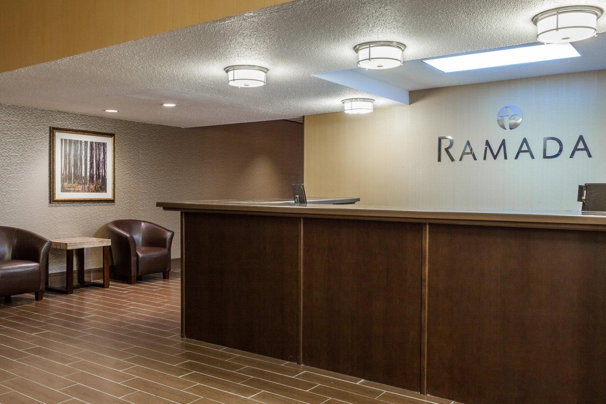 מלון Ramada By Wyndham טימינס מראה חיצוני תמונה
